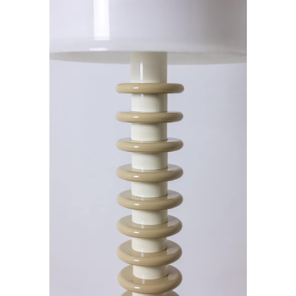 Ettore Sottsass. Lampadaire en bois laqué blanc et beige. Années 1980-90. LS6578809 7