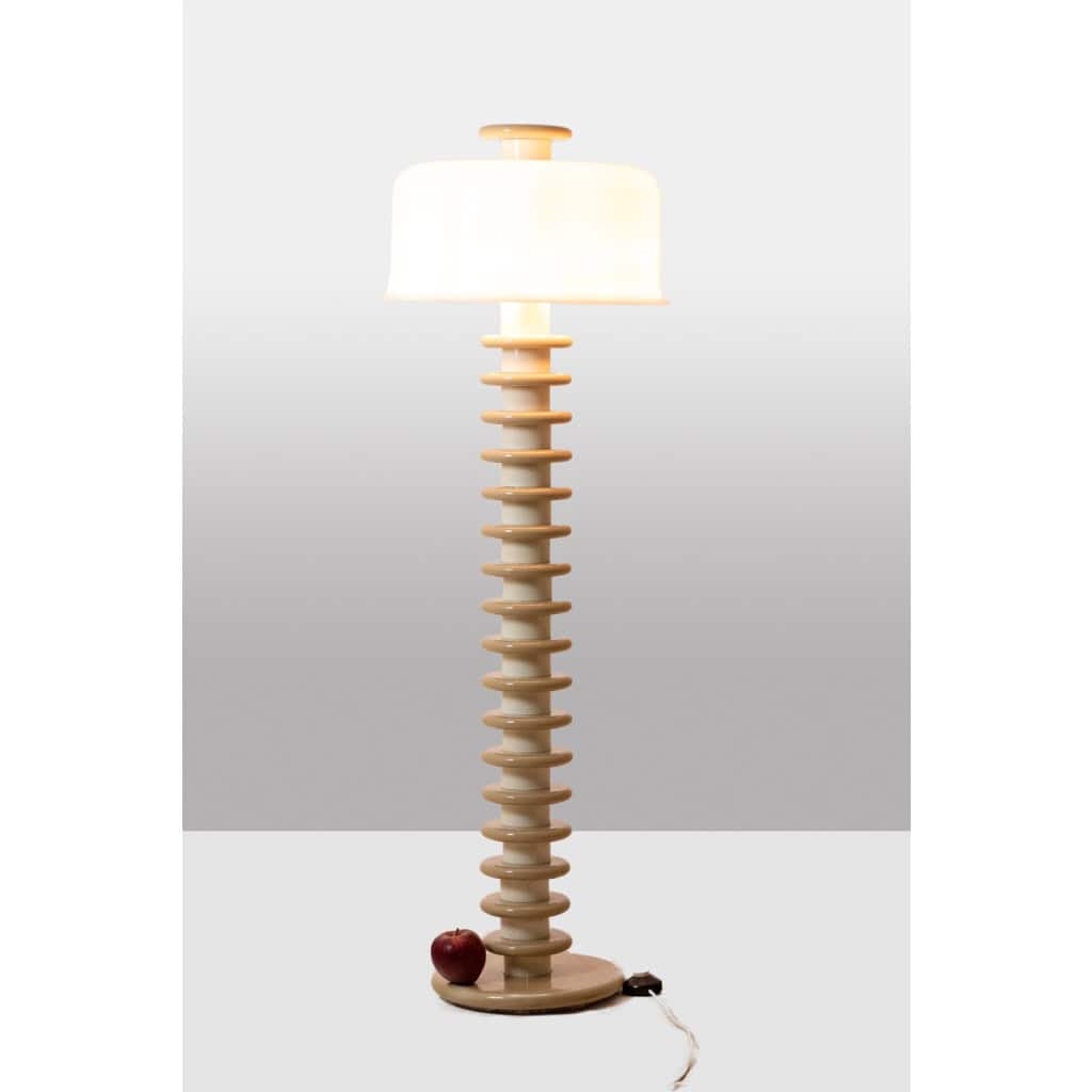 Ettore Sottsass. Lampadaire en bois laqué blanc et beige. Années 1980-90. LS6578809 5