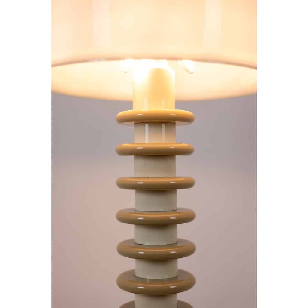 Ettore Sottsass. Lampadaire en bois laqué blanc et beige. Années 1980-90. LS6578809 8