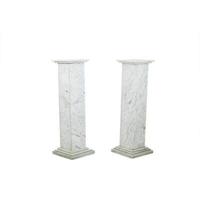 Paire de colonnes de style Art Déco, en marbre blanc, XXe siècle. LS6476409P