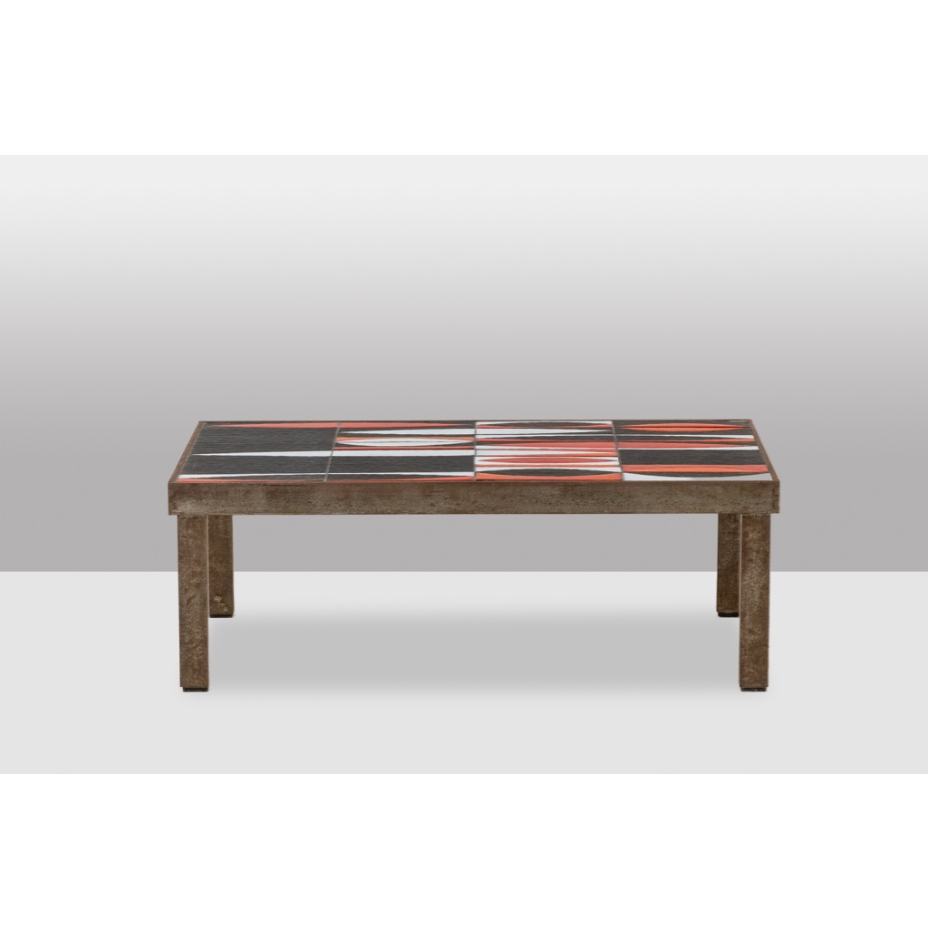 Capron. Table basse « navette » en grès émaillé noir et rouge. Années 1960. LS66291834 10