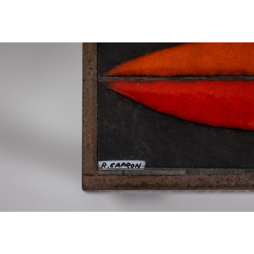 Capron. Table basse « navette » en grès émaillé noir et rouge. Années 1960. LS66291834 7
