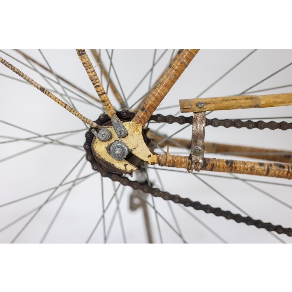 Vélo habillé de bambou et de rotin. Travail artisanal des années 1970. LS6631358 5