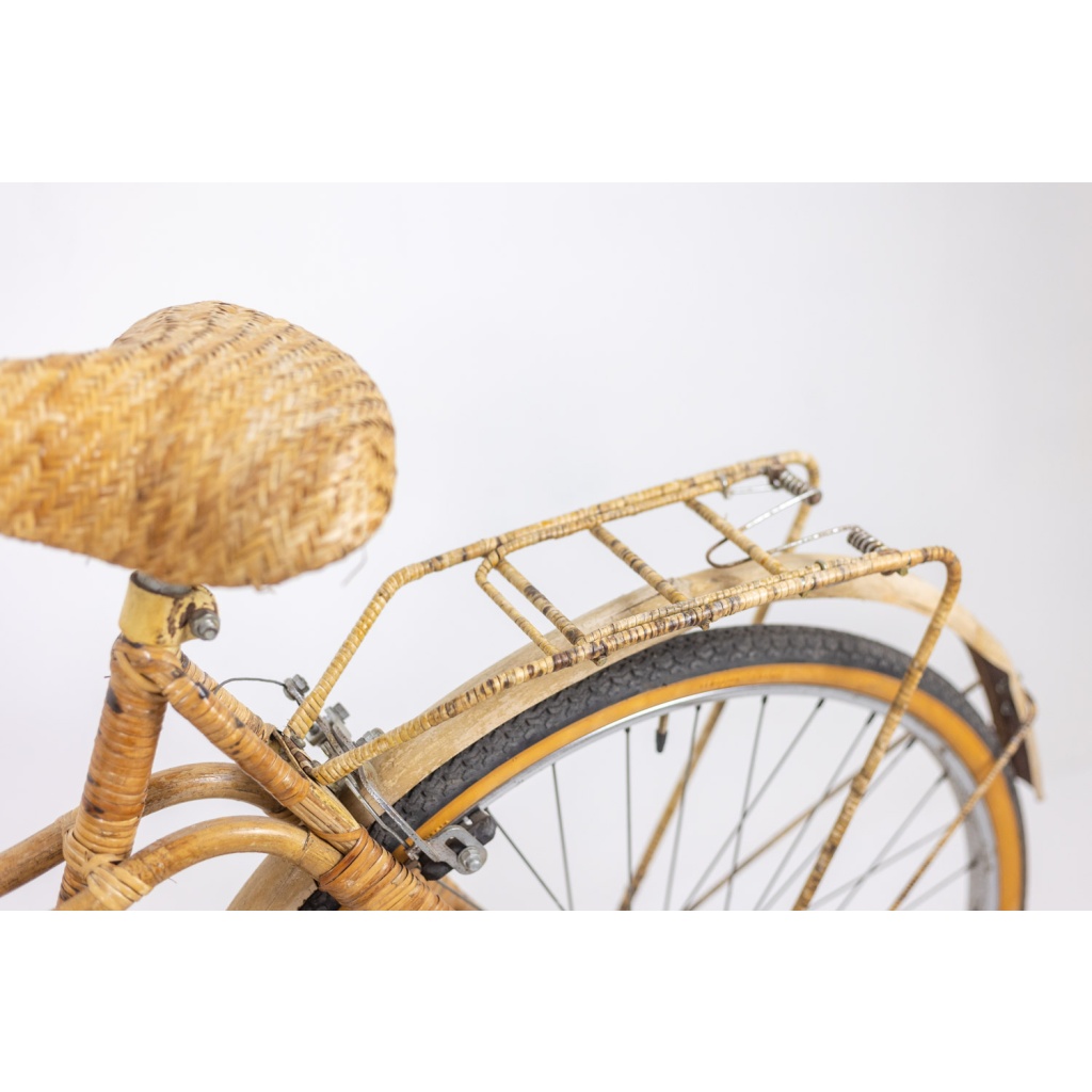 Vélo habillé de bambou et de rotin. Travail artisanal des années 1970. LS6631358 15