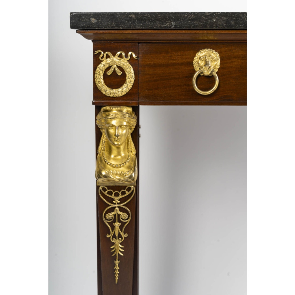 Petite console en acajou et bronze doré, d’époque Ier empire (1804-18015), XIXème siècle. 7