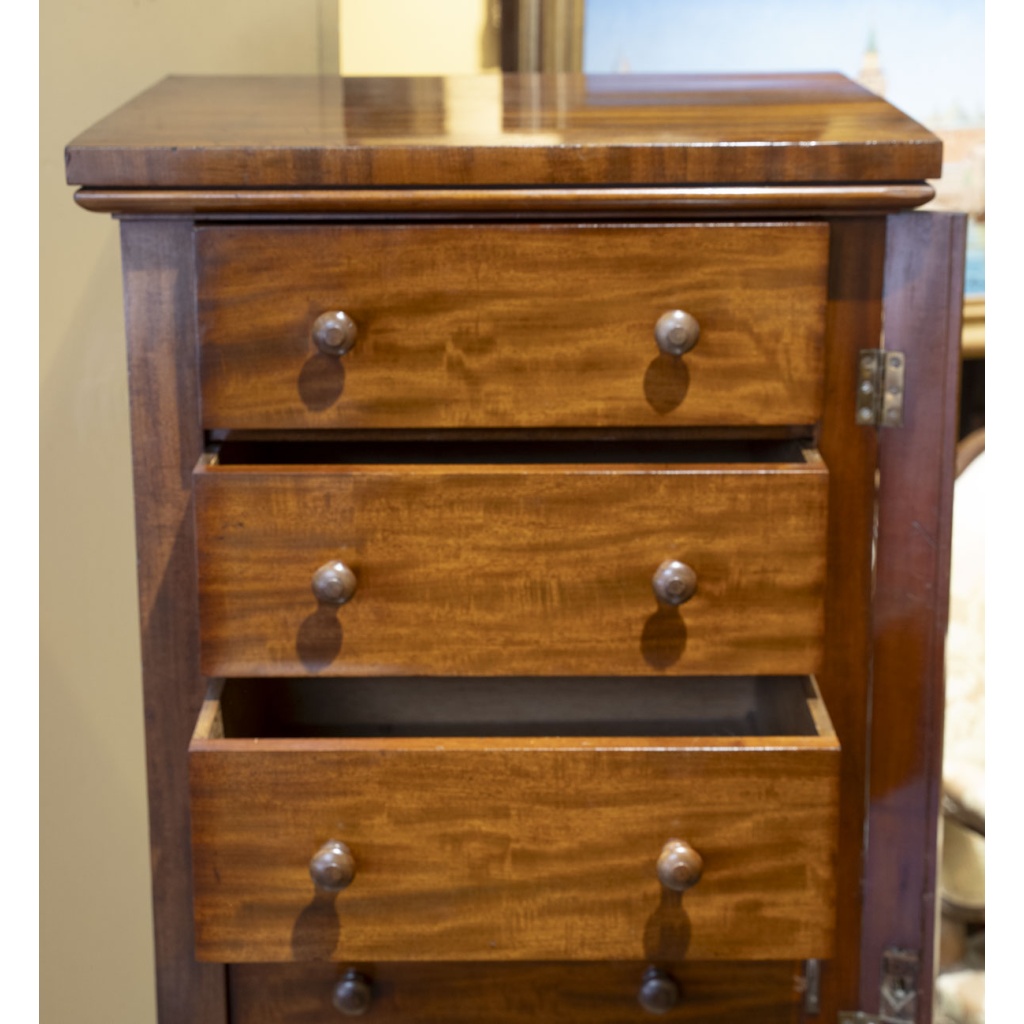 WELLINGTON Chest ou semainier en acajou Epoque Victorienne vers 1860. 4