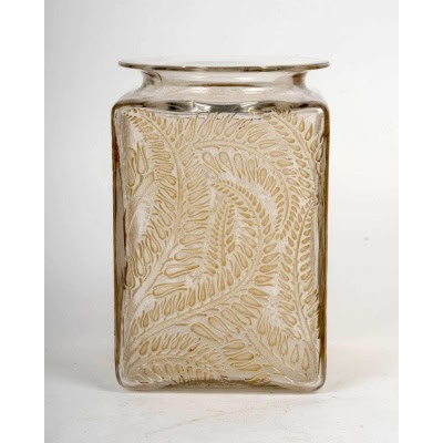 1926 René Lalique – Vase Myrrhis Verre Blanc Patiné Sépia 1926 René Lalique – Vase Myrrhis Verre Blanc Patiné Sépia