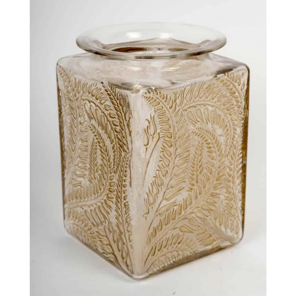 1926 René Lalique – Vase Myrrhis Verre Blanc Patiné Sépia 4