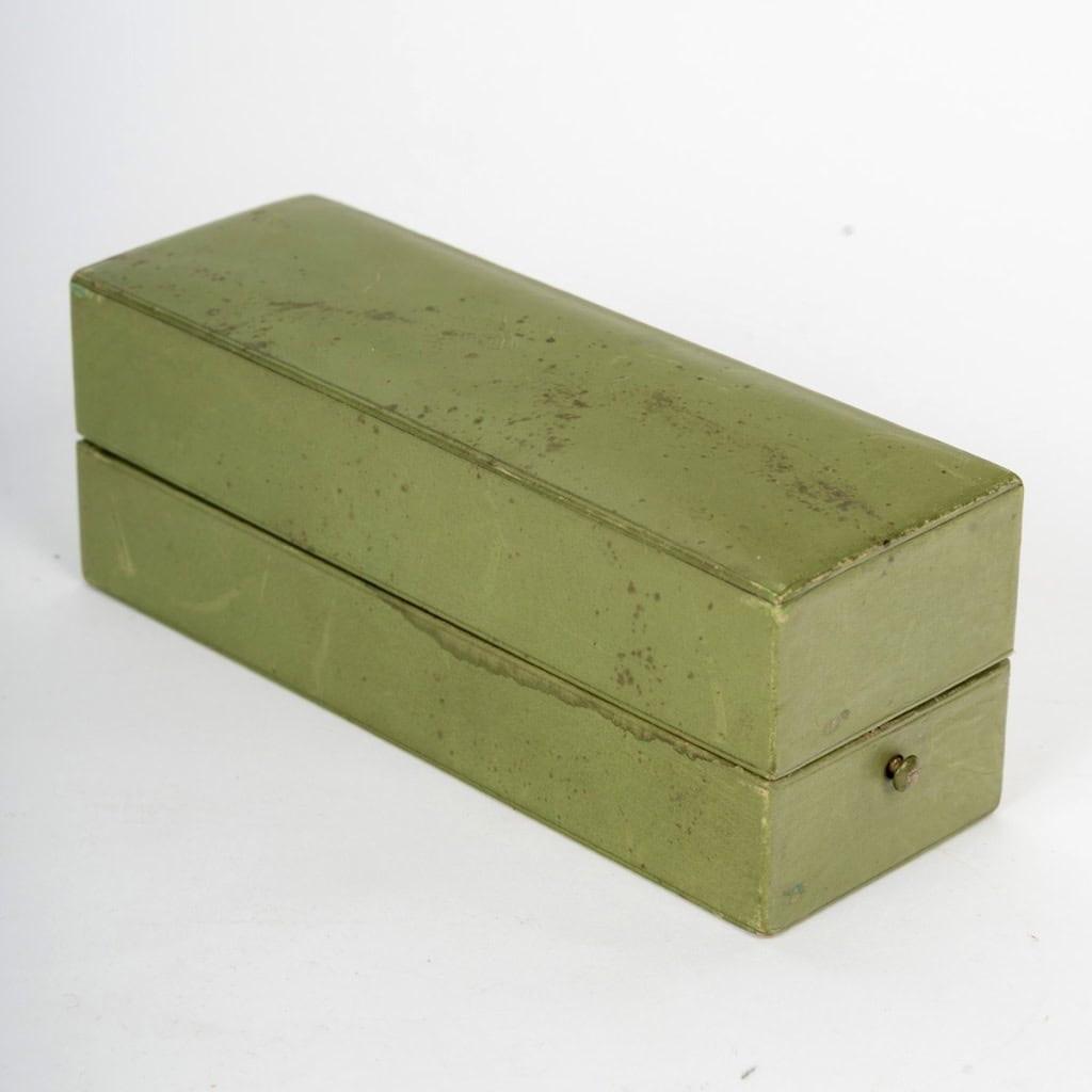 1909 René Lalique – Flacon Cyclamen Verre Blanc Patiné Vert pour Coty 5