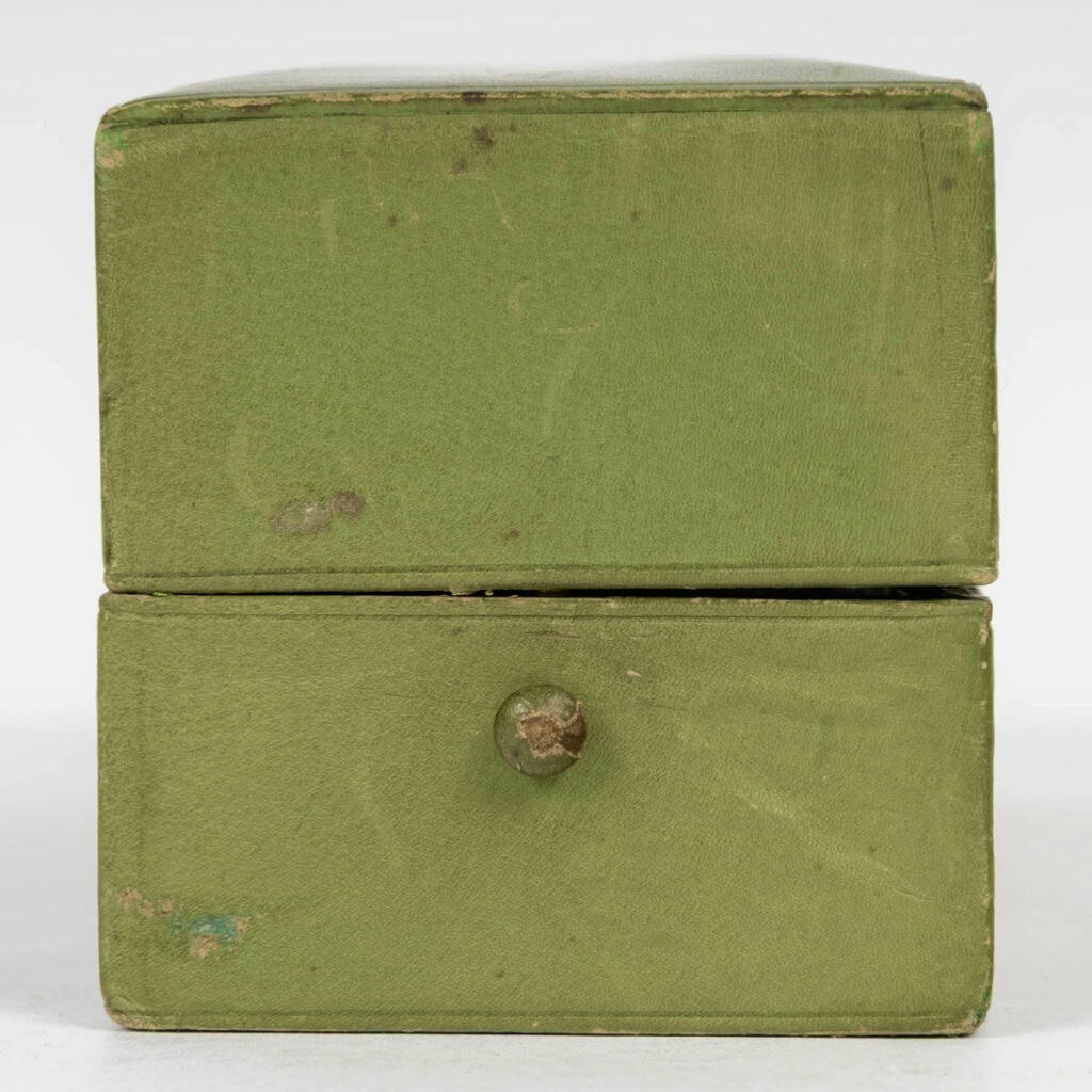 1909 René Lalique – Flacon Cyclamen Verre Blanc Patiné Vert pour Coty 6