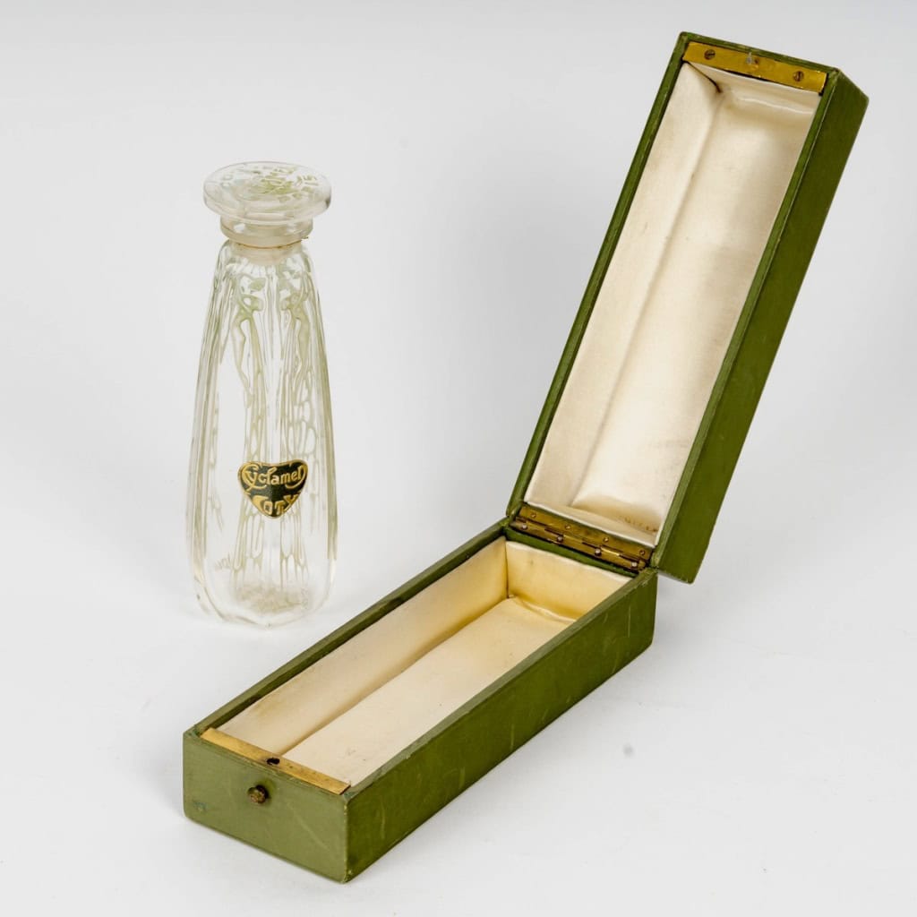1909 René Lalique – Flacon Cyclamen Verre Blanc Patiné Vert pour Coty 3