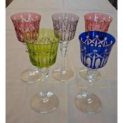 5 grands verres Roemer de couleur, beau modèle de la cristallerie de Lorraine 3 5 grands verres Roemer de couleur, beau modèle de la cristallerie de Lorraine 3