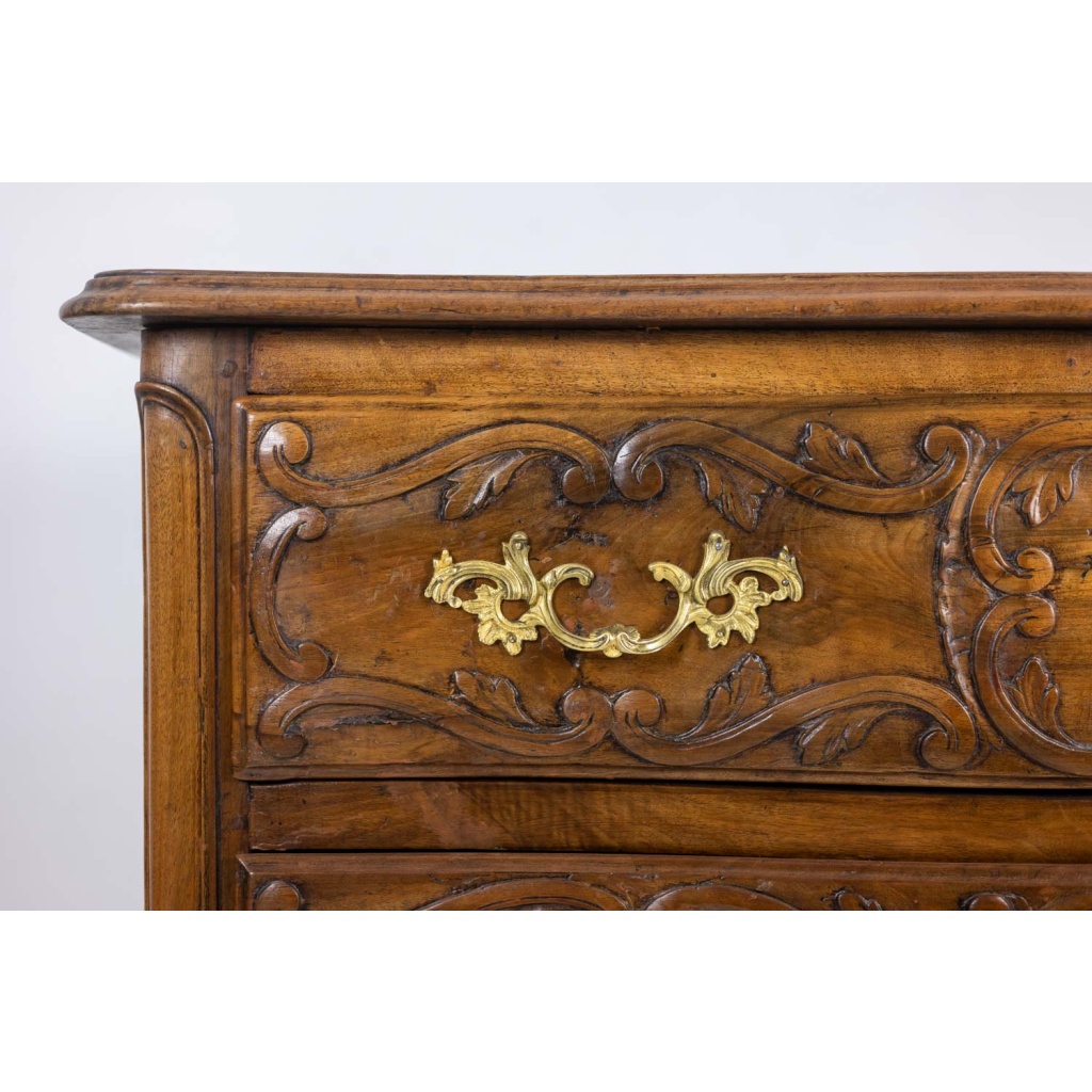 Commode galbée, dite nîmoise, en noyer, à 2 tiroirs. XVIIIe siècle. LS5422 5