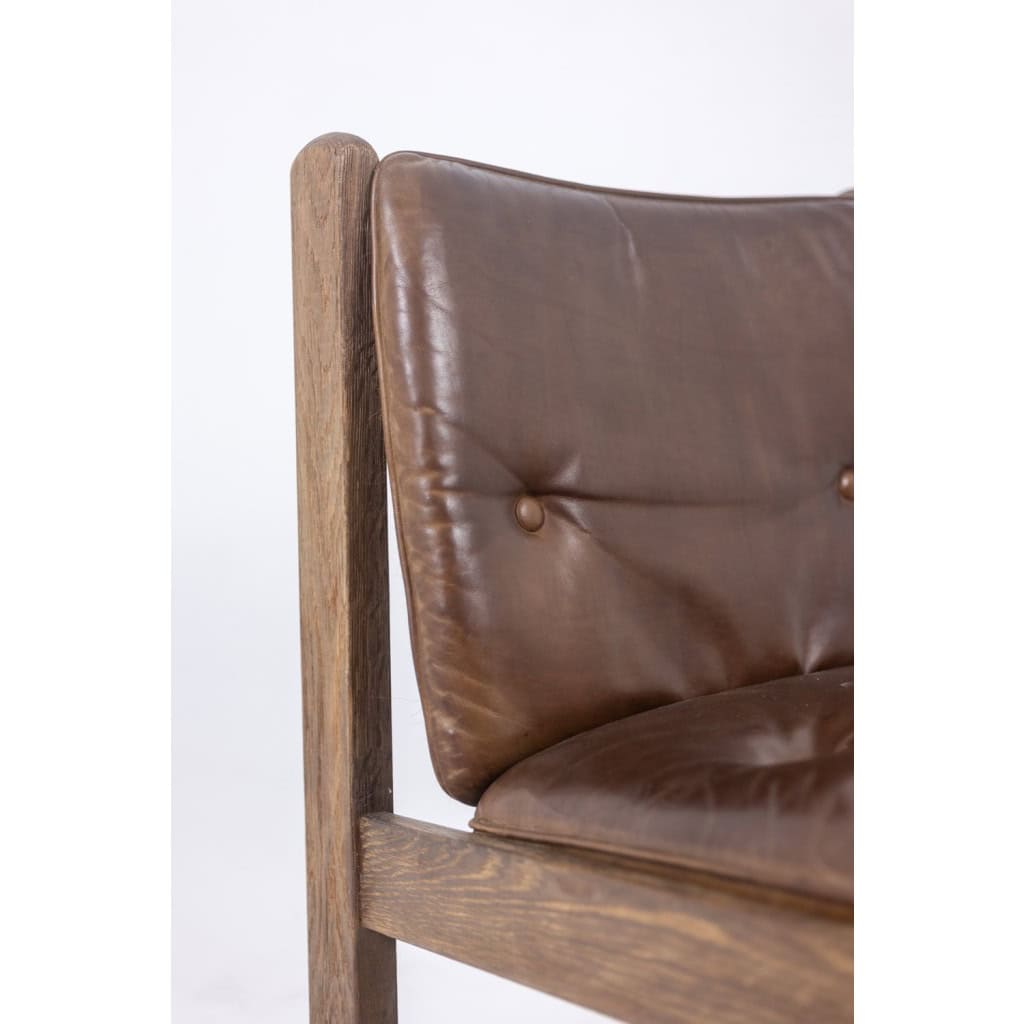 Paire de chauffeuses en chêne, garnie de cuir. Travail des années 1960. LS6554 6