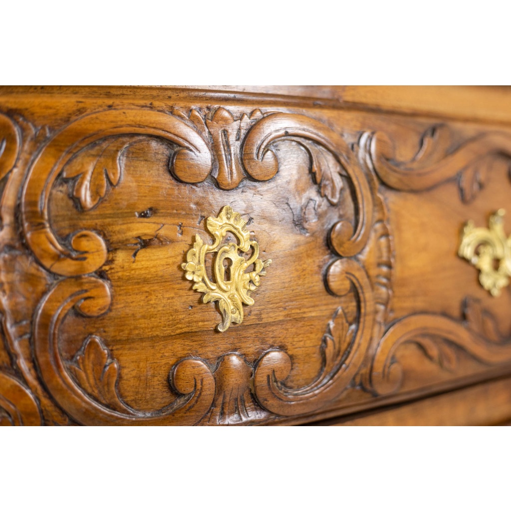 Commode galbée, dite nîmoise, en noyer, à 2 tiroirs. XVIIIe siècle. LS5422 8
