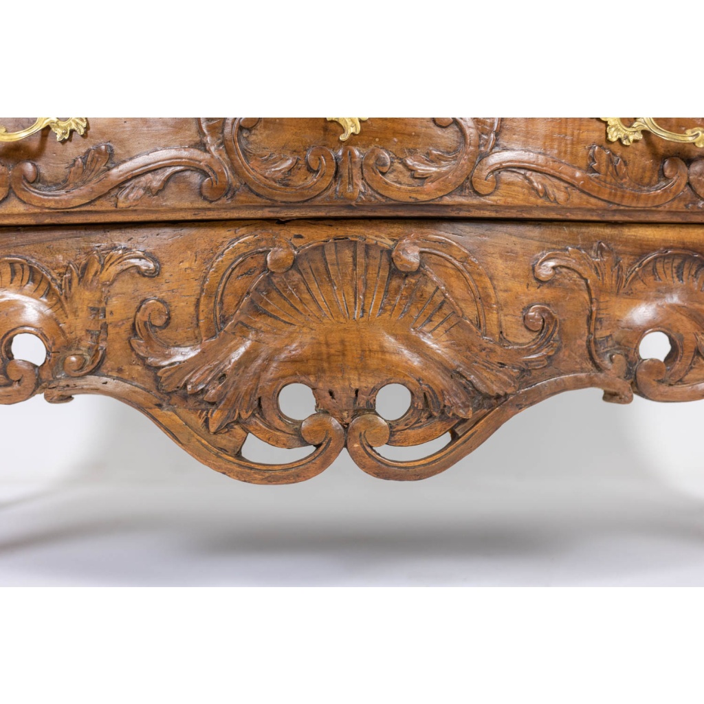 Commode galbée, dite nîmoise, en noyer, à 2 tiroirs. XVIIIe siècle. LS5422 11