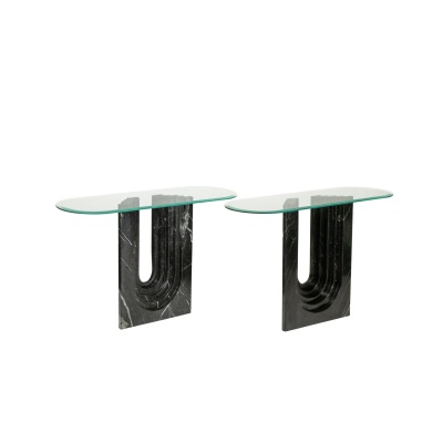 Paire de tables consoles en marbre et plateau de verre. Années 1980. LS6544