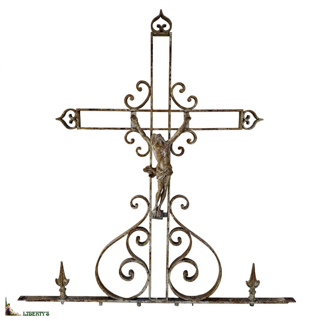 Crucifix en fer forgé sur un support à enroulements et flêches, haut. 110 cm, (Fin XIXe) 3