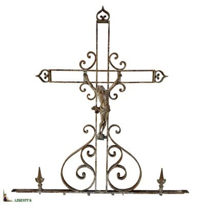 Crucifix en fer forgé sur un support à enroulements et flêches, haut. 110 cm, (Fin XIXe) Crucifix en fer forgé sur un support à enroulements et flêches, haut. 110 cm, (Fin XIXe)