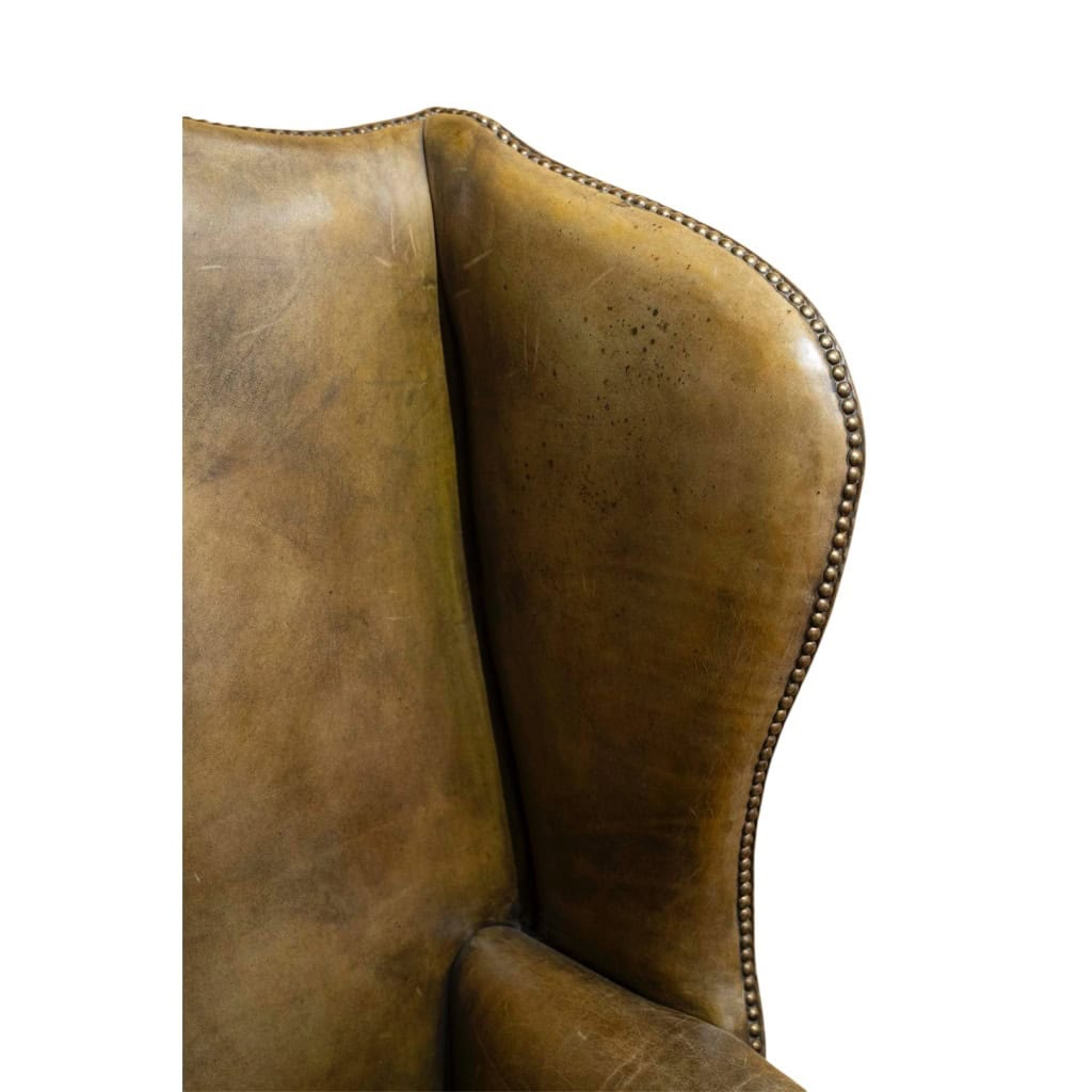 Fauteuil anglais appelé « Wing Chair » en cuir vert. Circa 1920 7