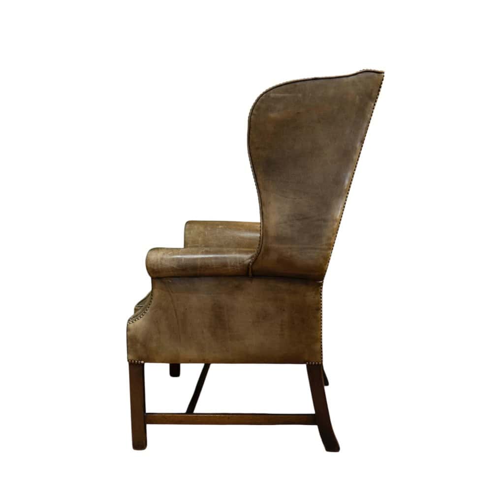 Fauteuil anglais appelé « Wing Chair » en cuir vert. Circa 1920 4