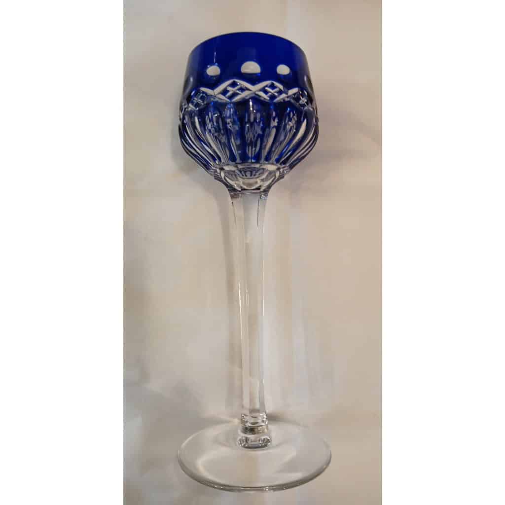 Un grand verre roemer bleu cobalt signé Saint Louis 3