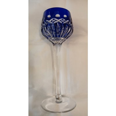 Un grand verre roemer bleu cobalt signé Saint Louis Un grand verre roemer bleu cobalt signé Saint Louis