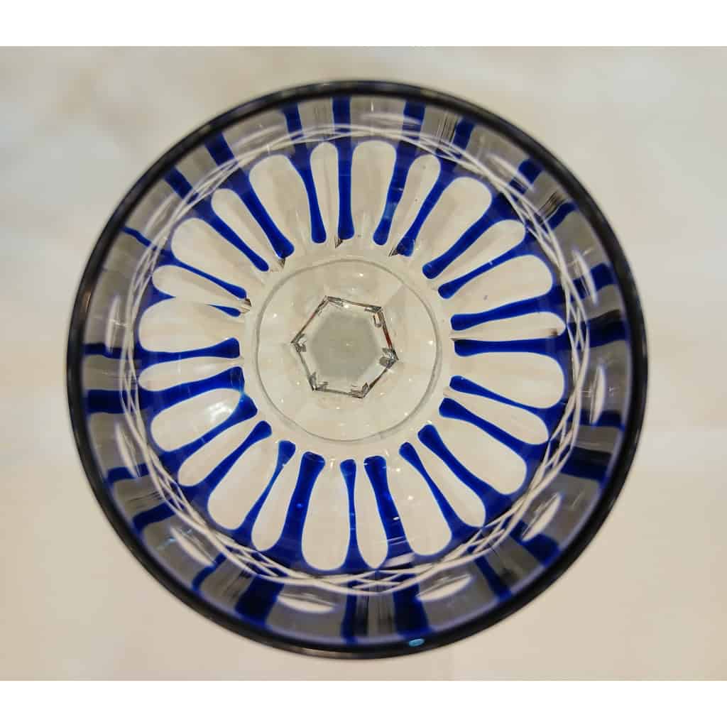 Un grand verre roemer bleu cobalt signé Saint Louis 4