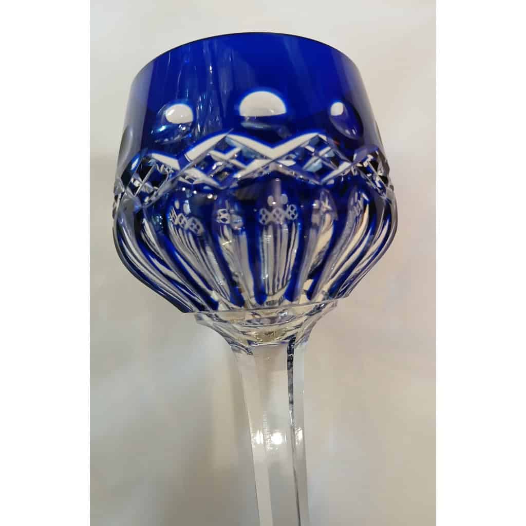 Un grand verre roemer bleu cobalt signé Saint Louis 5