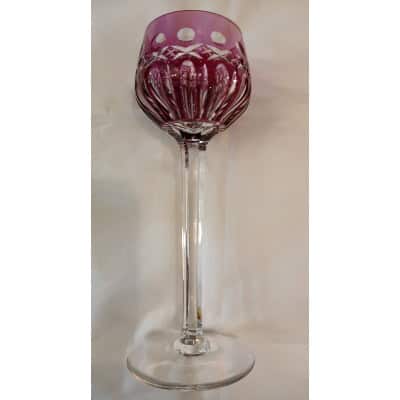 Un grand verre roemer rouge rubis signé Saint Louis Un grand verre roemer rouge rubis signé Saint Louis