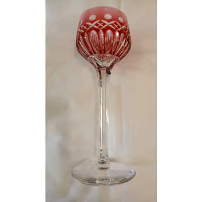 Un grand verre roemer de la cristallerie Saint Louis signé Un grand verre roemer de la cristallerie Saint Louis signé