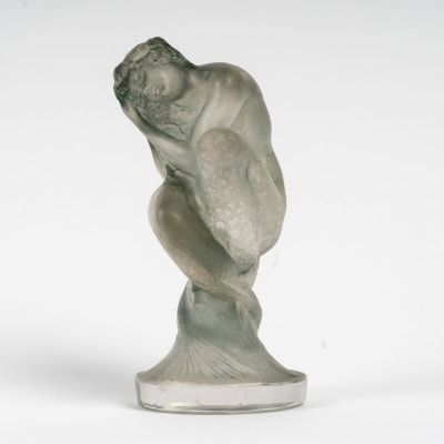 1920 René Lalique – Mascotte Automobile Statuette Sirène Verre Blanc Patiné Bleu Gris 1920 René Lalique – Mascotte Automobile Statuette Sirène Verre Blanc Patiné Bleu Gris