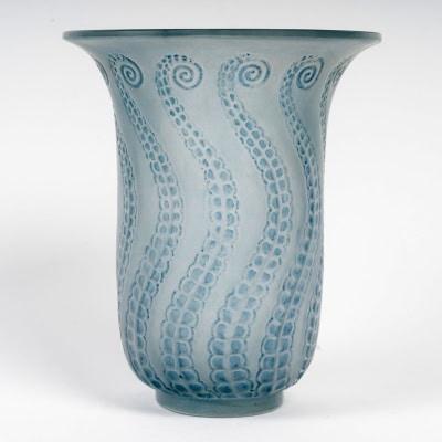 1921 René Lalique – Vase Méduse Verre Blanc Patiné Bleu 1921 René Lalique – Vase Méduse Verre Blanc Patiné Bleu