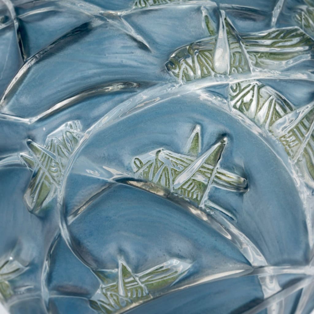 1912 René Lalique – Vase Sauterelles Verre Blanc Patiné Bleu et Vert 6