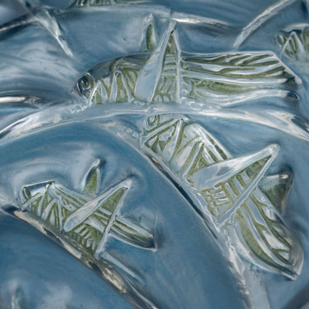 1912 René Lalique – Vase Sauterelles Verre Blanc Patiné Bleu et Vert 7