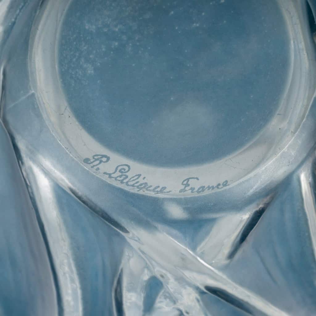 1912 René Lalique – Vase Sauterelles Verre Blanc Patiné Bleu et Vert 9