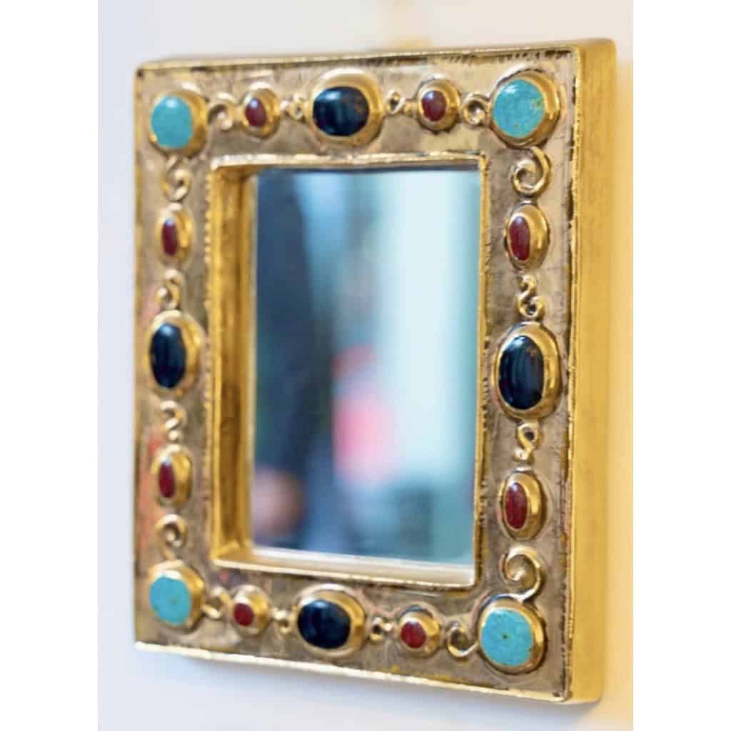 1960 Miroir en céramique dorée imitant des bijoux intégrés, signé François Lembo 4 1960 Miroir en céramique dorée imitant des bijoux intégrés, signé François Lembo 4
