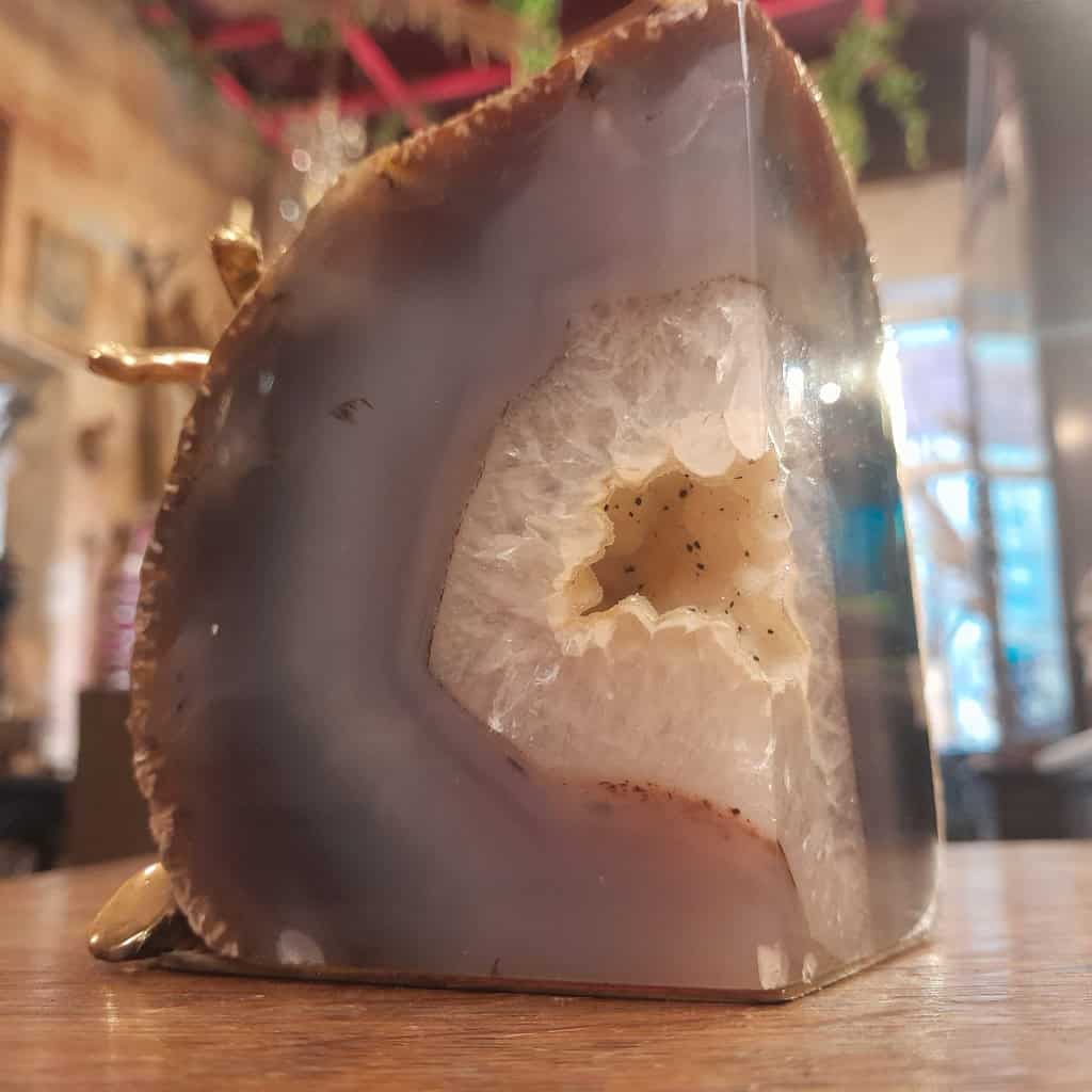 Morceau de géode d’agate polie et Corail en bronze doré 9