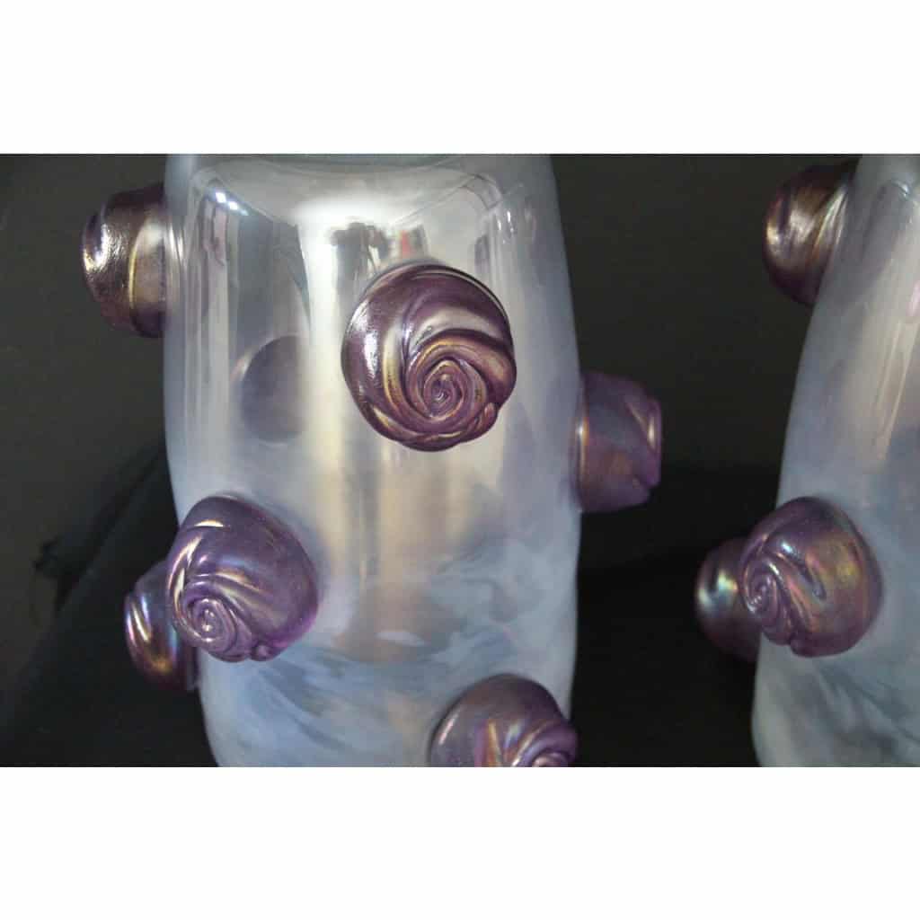 Paire de grands vases irisés à boutons de rose violets en verre de Murano 15