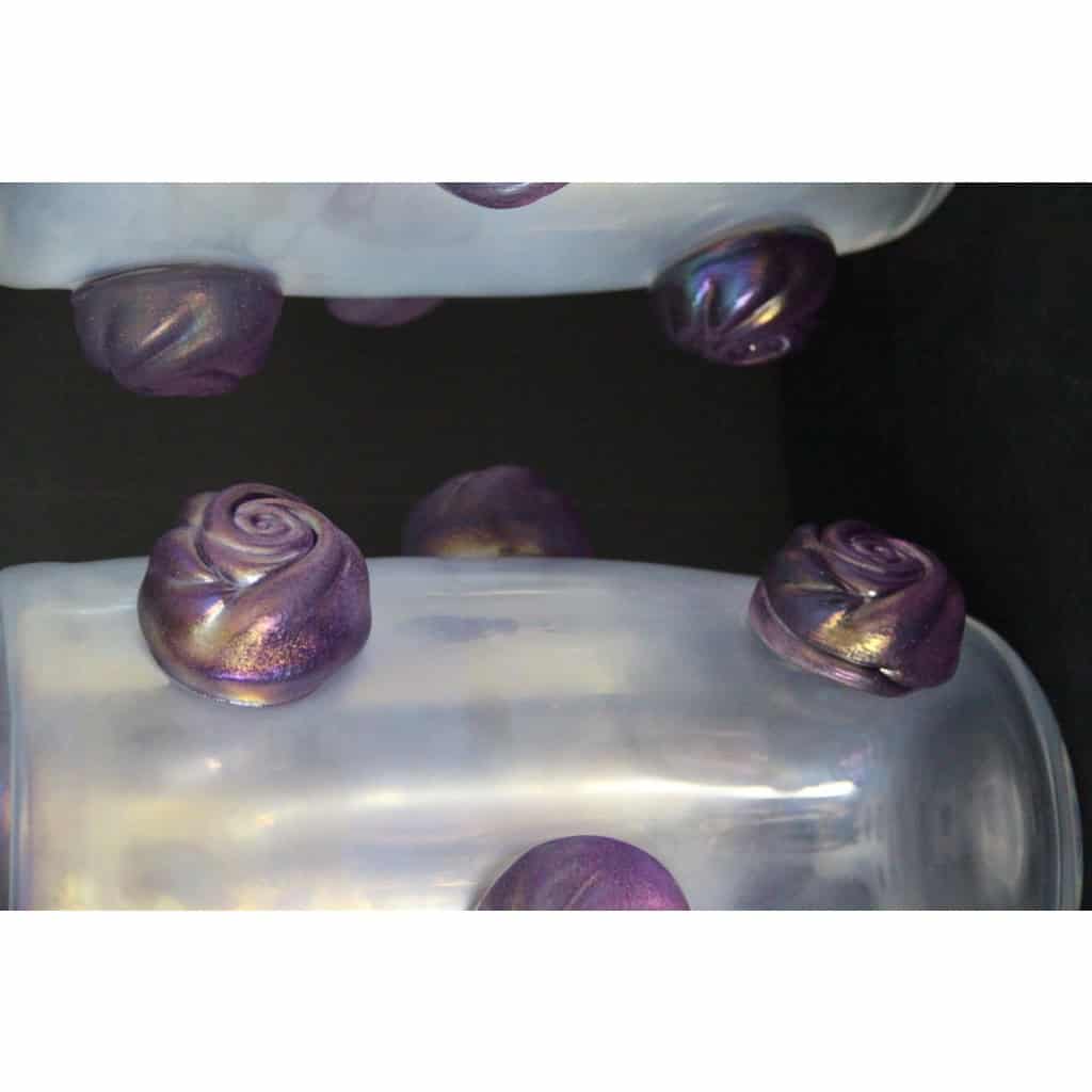 Paire de grands vases irisés à boutons de rose violets en verre de Murano 7
