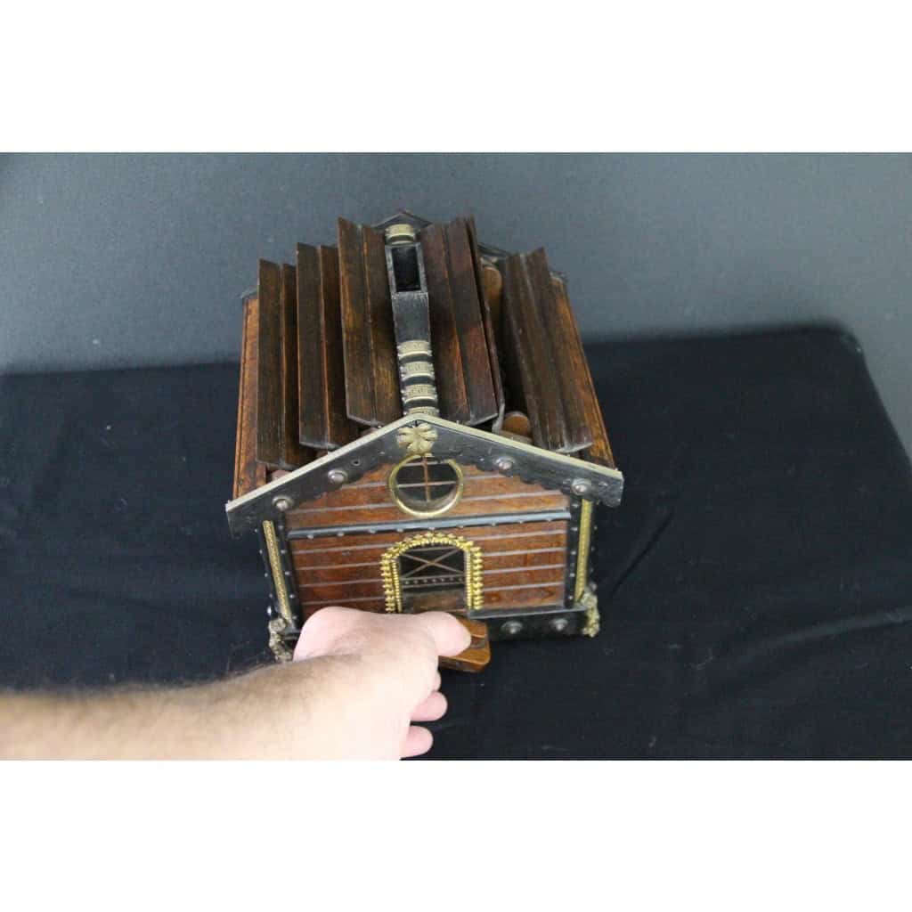 Cave à cigares à mecanisme representant un chalet en bois 8 Cave à cigares à mecanisme representant un chalet en bois 8