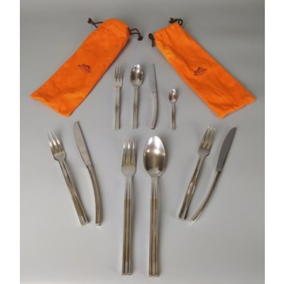 HERMÈS PARIS — Ménagère modèle « Ondes », 98 pièces dans ses coffrets