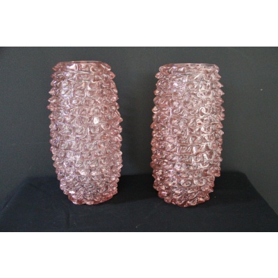 Paire de grands vases roses en verre de Murano rostrato de style Barovier