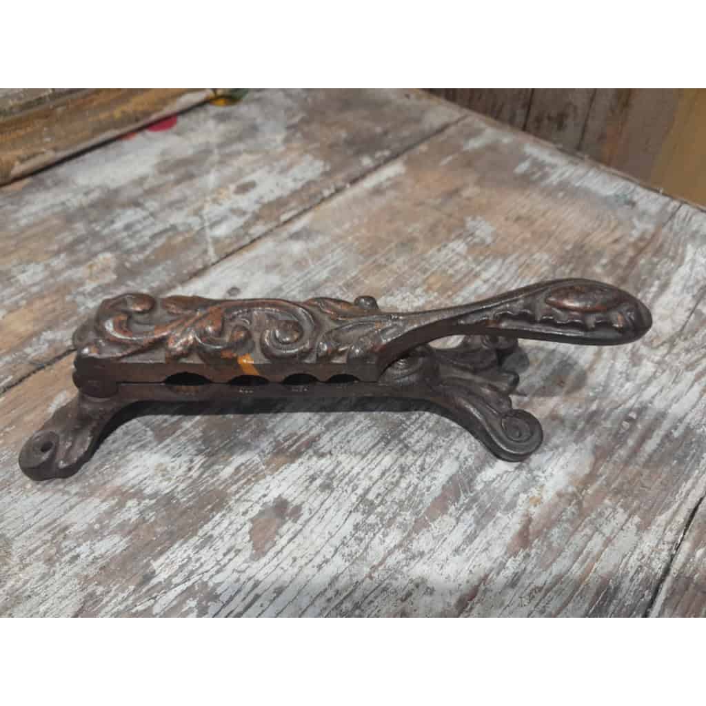 Mâche-bouchon de pharmacie en fonte de fer, XIXÈME 3