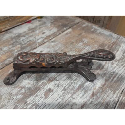 Mâche-bouchon de pharmacie en fonte de fer, XIXÈME