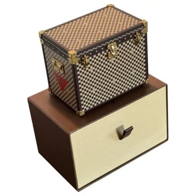 Presse papier Louis Vuitton edition limitée, mini coffret a bijoux Vuitton en forme de malle Presse papier Louis Vuitton edition limitée, mini coffret a bijoux Vuitton en forme de malle