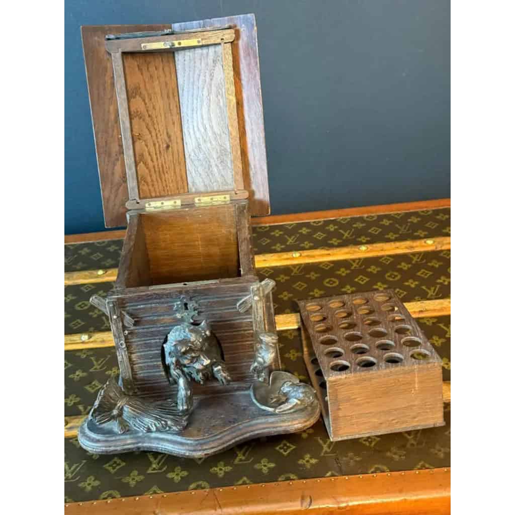 Cave à cigares ancienne en bois sculpté et décor de chien 13 Cave à cigares ancienne en bois sculpté et décor de chien 13