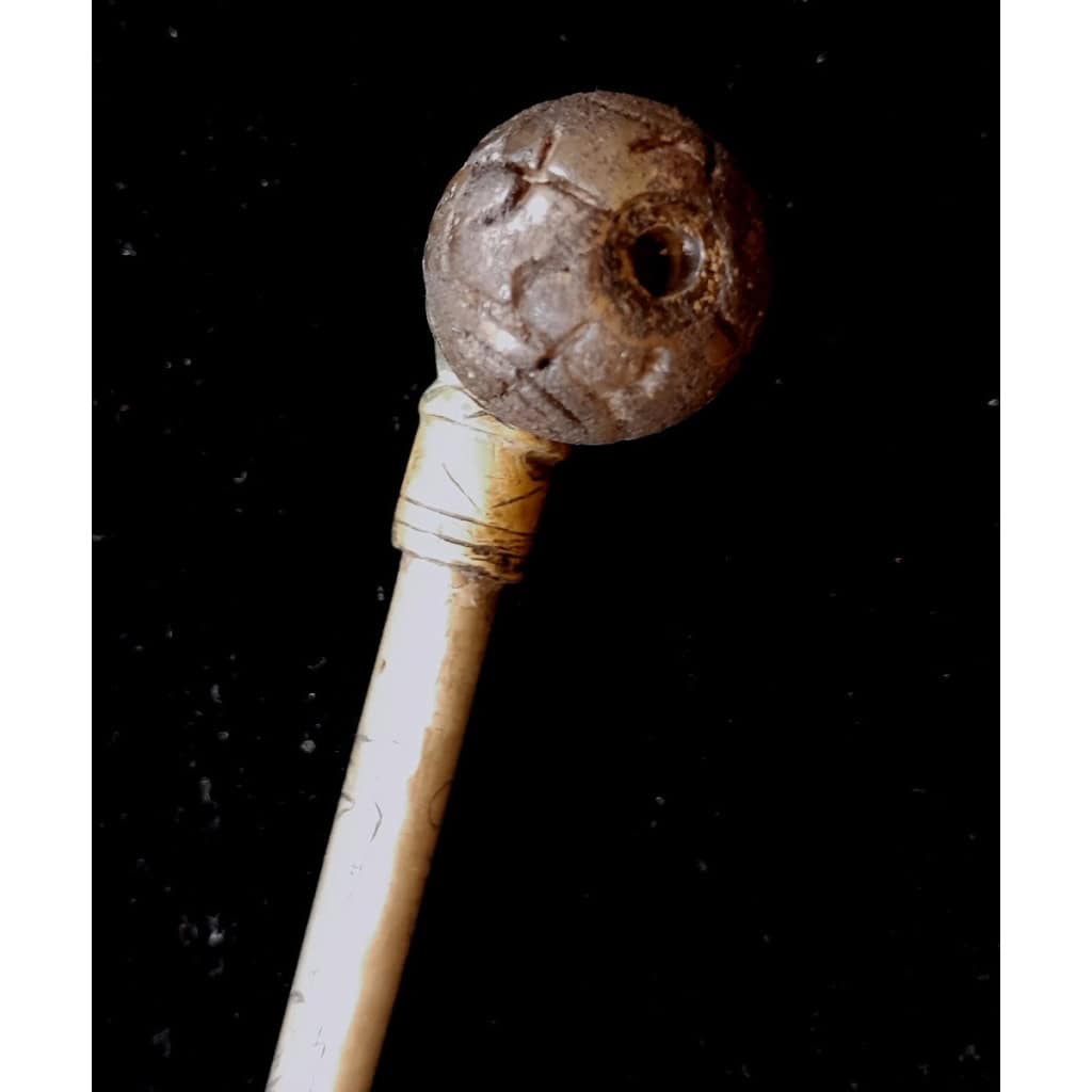 Fine Pipe Au Poing De Femme, Pour l’Opium, Ciselée, Fin XIXème, Métal Et Bambou 5 Fine Pipe Au Poing De Femme, Pour l’Opium, Ciselée, Fin XIXème, Métal Et Bambou 5