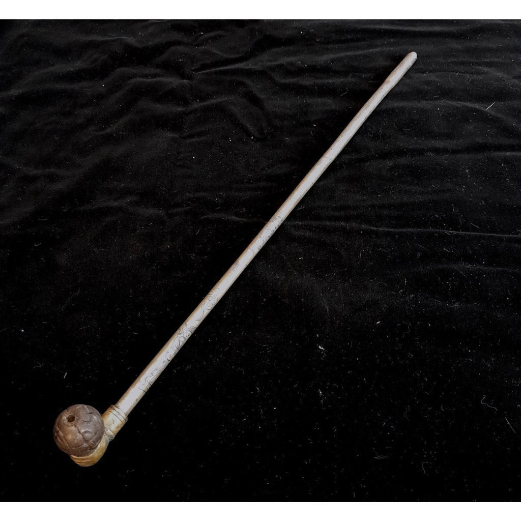 Fine Pipe Au Poing De Femme, Pour l’Opium, Ciselée, Fin XIXème, Métal Et Bambou 3 Fine Pipe Au Poing De Femme, Pour l’Opium, Ciselée, Fin XIXème, Métal Et Bambou 3