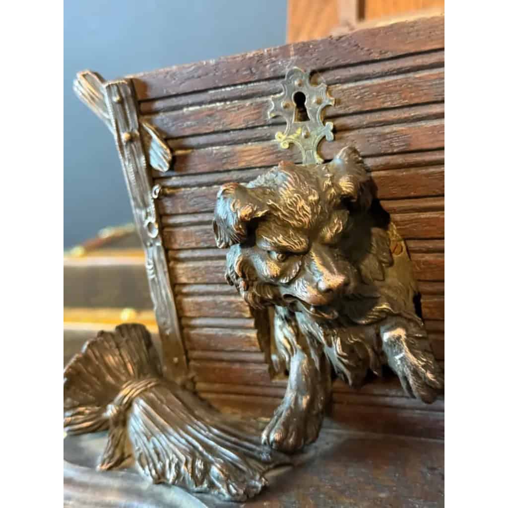 Cave à cigares ancienne en bois sculpté et décor de chien 14 Cave à cigares ancienne en bois sculpté et décor de chien 14